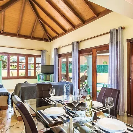 Sleeps 4 Air Con Wifi