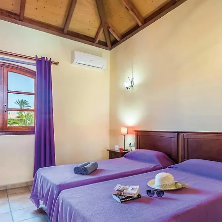Sleeps 4 Air Con Wifi Villa
